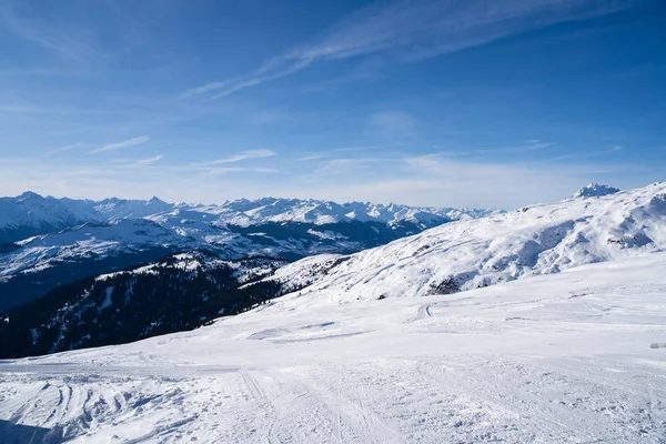 スイスアルプス山脈付近でスキーをする人のグループ — ストック写真