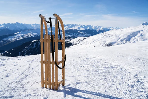 Старые Деревянные Сани Снегу Против Швейцарских Альп — стоковое фото