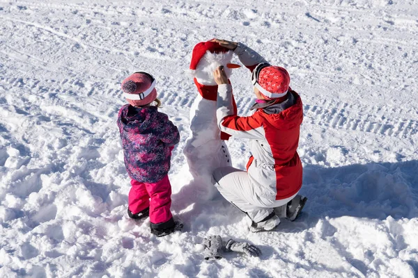 Mother Her Daughter Playing Fresh Snow Making Snowman Beautiful Winter — Stock Photo, Image