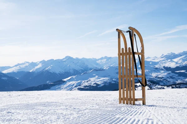 Viejo Trineo Madera Nieve Contra Las Montañas Los Alpes Suizos —  Fotos de Stock