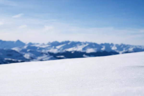 Gros Plan Paysage Enneigé Avec Des Montagnes Enneigées Floues Arrière — Photo