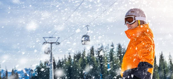 Hombre Feliz Esquiador Usando Casco Gafas Pie Bajo Cable Camino —  Fotos de Stock