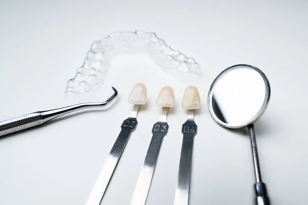 Dentalspiegel Klarer Aligner Und Farbton Auf Weißem Hintergrund — Stockfoto