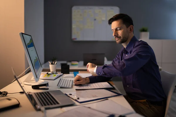 Homme Affaires Regardant Montre Tout Travaillant Tard Dans Bureau — Photo