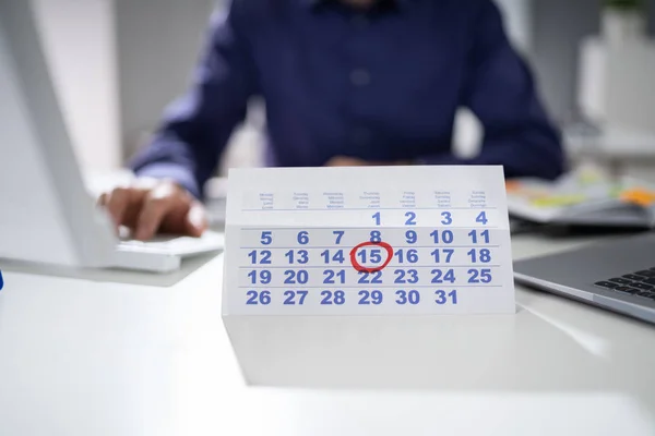 Бізнесмен Позначення Дати Календарі Робочому Місці — стокове фото