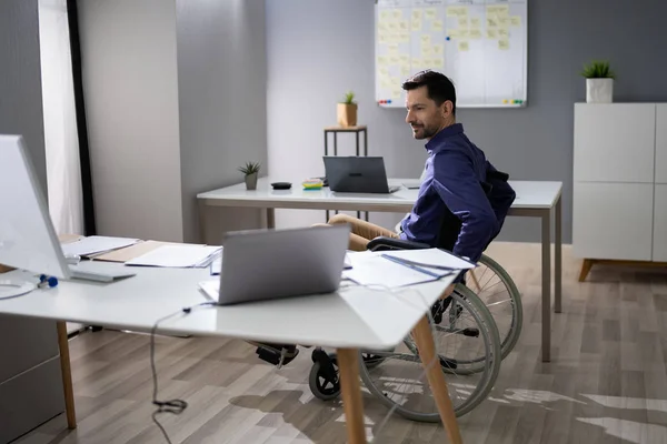 Närbild Affärsman Som Sitter Rullstol Office — Stockfoto