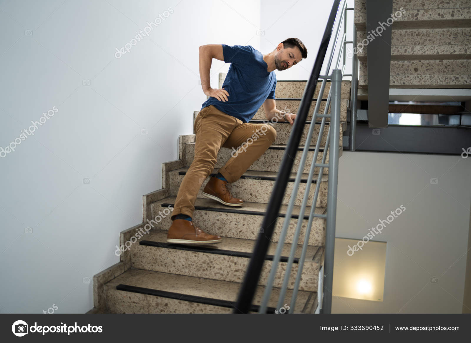 Грешники взбираются по лесенке. Едва успев закрыть дверь. Женщина бежит по ступенькам вниз. Едва успев закрыть дверь. Девушка ломится в дверь.