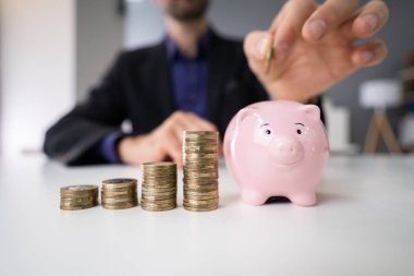 Kişinin ekleme para servet sikke yığını masa üzerinde artan ile teslim