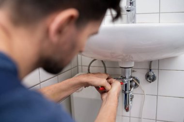 Genç Tesisatçı Banyoda Lavabo Tamiri Yapıyor