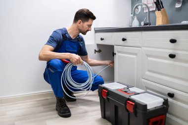 Erkek Tesisatçı Tıkanmış Lavabo Borusu Mutfakta