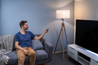 Uzaktan kumandalı Akıllı Işığı Denetleyen Kişi