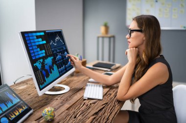 İşyerinde Bilgisayarda İş Kadını El Analiz Grafiği Nin Yakın Çekim