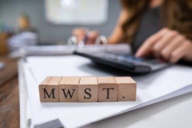 İş adamı Mwst 'u hesaplıyor. - Almanya 'da katma değer vergisi