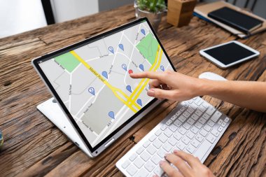 Dijital Dizüstü Bilgisayarda Gps Hizmeti Kullanan Bir Kişinin Eli Yakın Çekim