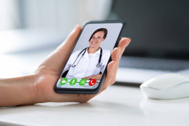 İşkadını 'nın Akıllı Telefondaki Mutlu Doktorla Elle Görüntülü Konferans