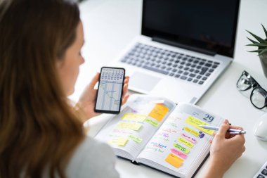 Cep telefonu ve günlüğü kişi eliyle