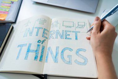 Bir işadamının çizim çok Internet şeyler kavramının yükseltilmiş View dizüstü