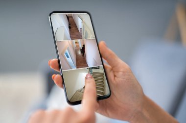 Cep telefonundaki Ev Güvenlik Sistemi 'ni kullanarak Bir Kişinin Elinin Kapanışı