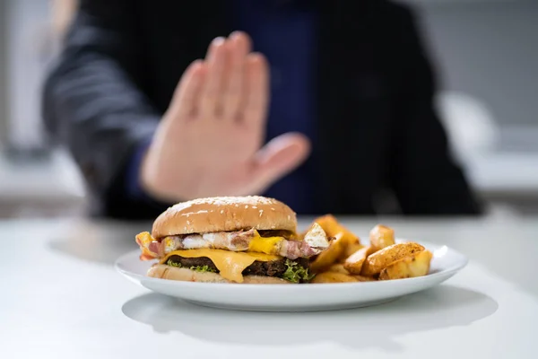 Primer Plano Mano Hombre Que Niega Comer Hamburguesa Comida Fest — Foto de Stock