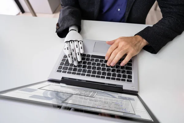 Człowiek Prosthetic Hand Pracy Laptopie Sztuczna Kończyny — Zdjęcie stockowe