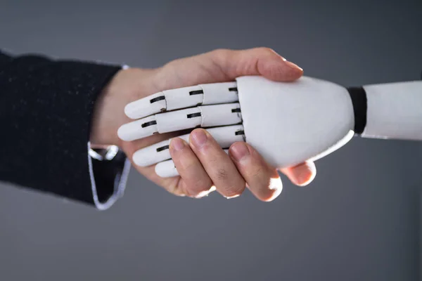 Close Empresário Tremendo Mãos Com Robô — Fotografia de Stock