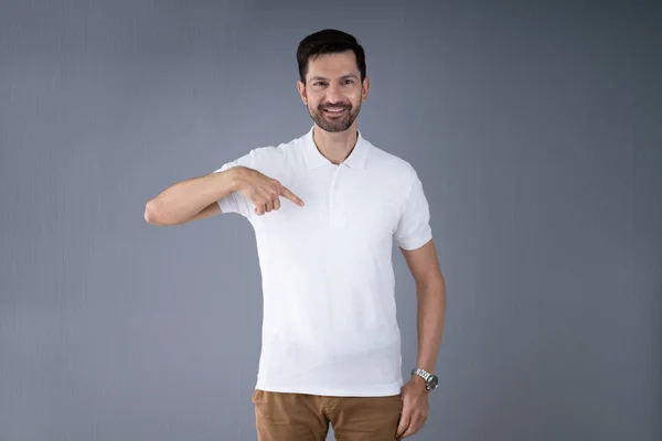 Sorrindo Homem Casuals Apontando Para Shirt — Fotografia de Stock