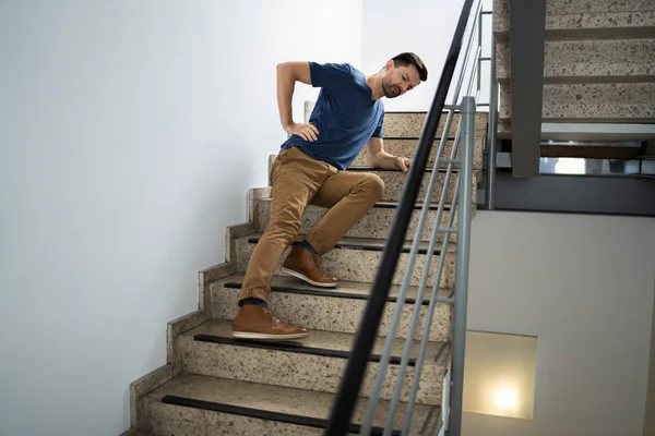 Homem Deitado Escada Após Deslizamento Queda Acidente — Fotografia de Stock