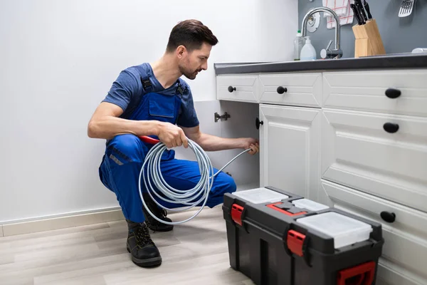 Tuyau Évier Bloqué Par Nettoyage Plombier Masculin Dans Cuisine — Photo