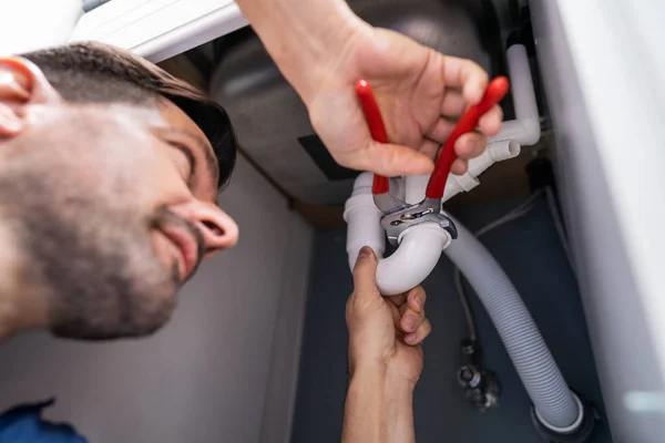 Foto Fontanero Fijando Fregadero Baño — Foto de Stock