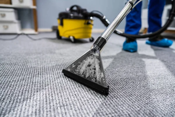 Foto Karpet Pembersih Petugas Kebersihan Dengan Pembersih Vacuum — Stok Foto