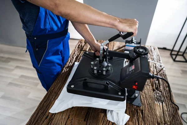 Mann Bedruckt Shirt Werkstatt — Stockfoto