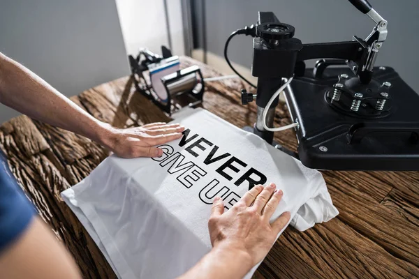 Man Print Shirt Werkplaats — Stockfoto