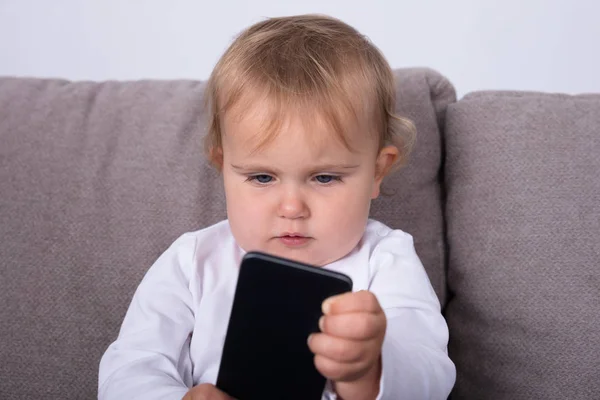 Liten Flicka Med Mobiltelefon Hemma — Stockfoto