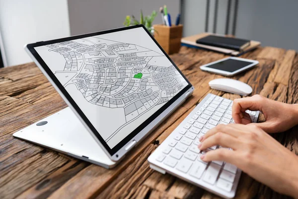 Close Empresário Analisando Cadastre Mapa Computador Escritório — Fotografia de Stock