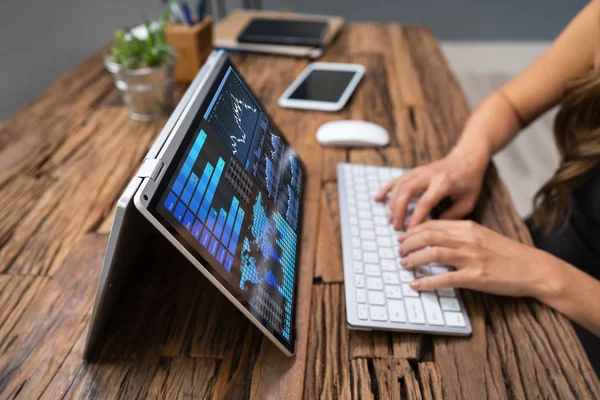 Close Van Een Zakenvrouw Hand Analyseren Grafiek Laptop Het Werk — Stockfoto