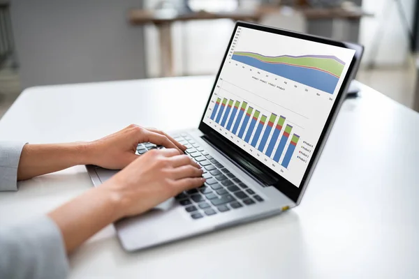 オフィスにラップトップ上で金融チャートを見ている実業家のイメージのトリミング — ストック写真