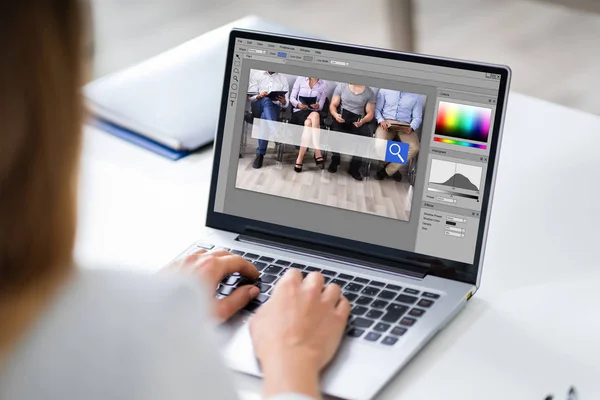 Nahaufnahme Der Hand Eines Designers Der Ein Foto Computer Büro — Stockfoto