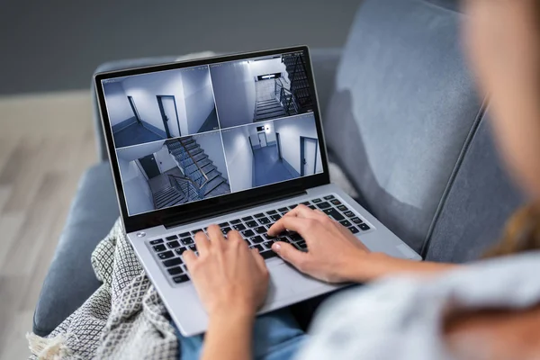 Close Mulher Sentada Sofá Monitoramento Câmeras Segurança Casa Laptop Casa — Fotografia de Stock