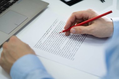 Kağıt TanınAn Metin Denetimi Sırasında Kırmızı Kalem İşaretleme Hatasının Yakın Çekim