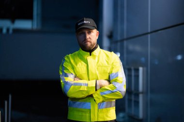 Genç Afrika erkek silah ayakta güvenlikçi portresi geçti