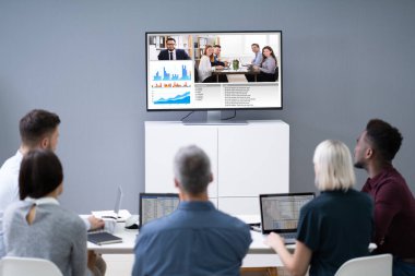 Video konferans Boardroom içinde olan iş adamları grubu