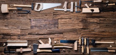 Alet çantasından çeşitli marangoz araçları masanın üzerinde yatıyordu.