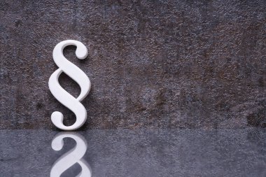 Karanlık Duvara dayanan Bir Paragraf Sembolünün Yakın Çekimi