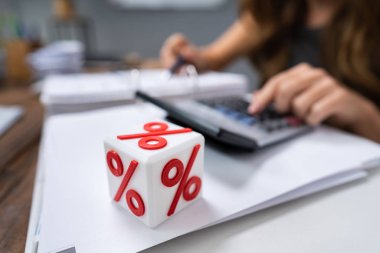 Yüzdelik Sembollü Beyaz Bloğun Kapanışı İş Adamları Beyazın Üzerinde Faturayı Hesaplarken