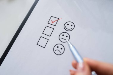 Kişinin Eli Kalemle İşaretlenmiş Kutuya Tıklıyor