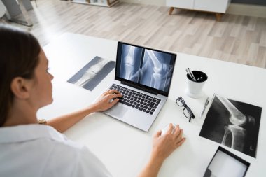 Stetoskop ile Laptop On Foot X-Ray Looking 