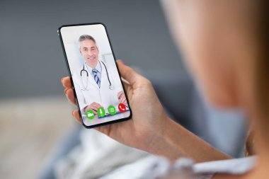 Cep telefonunda doktorla görüntülü konuşma