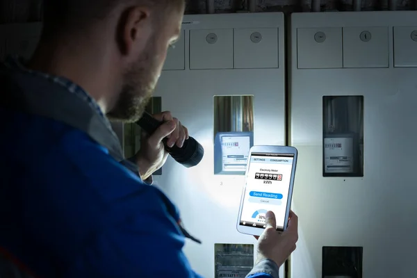 남자의 읽기와 손전등을 미터를 보여주는 전화의 클로즈업 — 스톡 사진