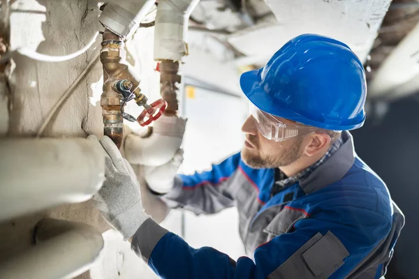 Hombre Trabajador Inspeccionando Válvula Agua Para Fugas Sótano —  Fotos de Stock