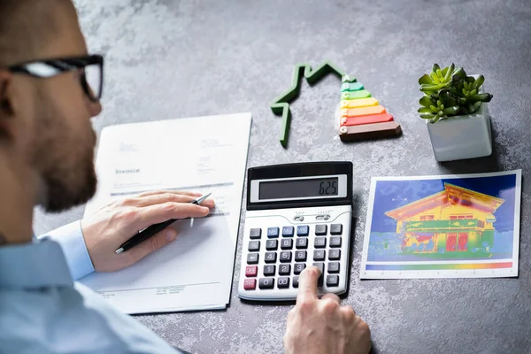 Man Beräkna Finansiella Data Med Hus Modell Visar Energieffektivitet Skrivbordet — Stockfoto